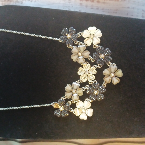silvertone flower necklace - Picture 1 of 3